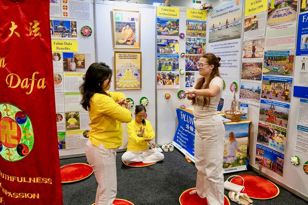 Žena uči vježbe na festivalu 