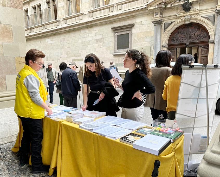 Prolaznici su potpisivali peticiju za prekid progona u Kini.