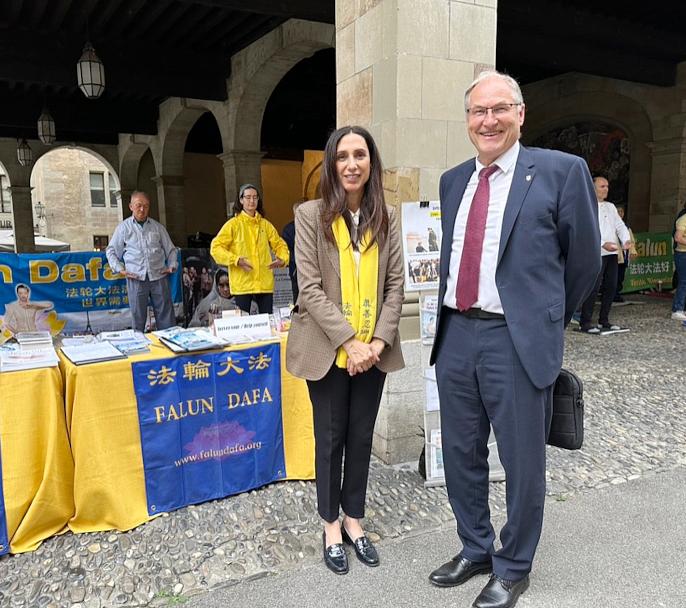 André Pfeffer (desno), član Državnog vijeća Ženeve, fotografirao se s praktikanticom.