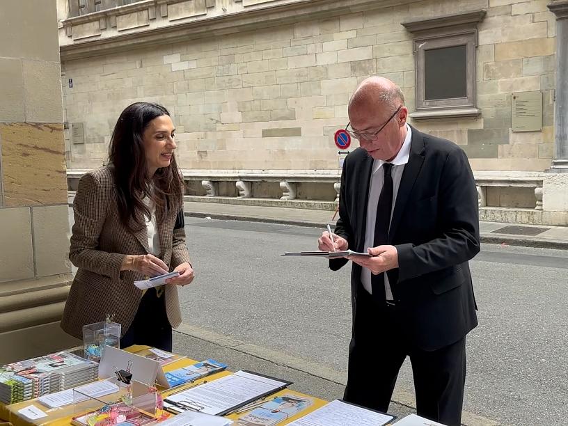François Baertschi (desno), član Državnog vijeća Ženeve, godinama podržava praktikante u njihovim nastojanjima da razotkriju progon.