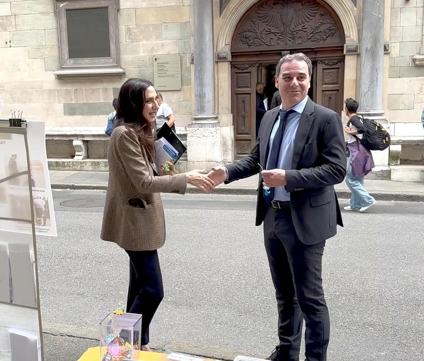 Thomas Wenger (desno), član Državnog vijeća Ženeve, radosno je od praktikanta prihvatio lotosov cvijet s porukom „Falun Dafa je dobar, Istinitost, Dobrodušnost, Tolerancija je dobra“.