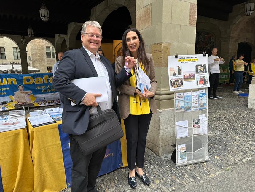 Yves de Mattheis (lijevo), član Državnog vijeća Ženeve, došao je na skup kako bi iskazao podršku Falun Gongu.