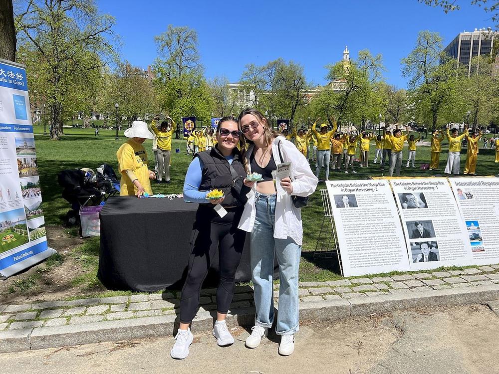 Sestre Rajli Grejndžer i Kejti Galager rekle su da je Falun Dafa sjajna i da se nadaju da će naučiti vežbe.