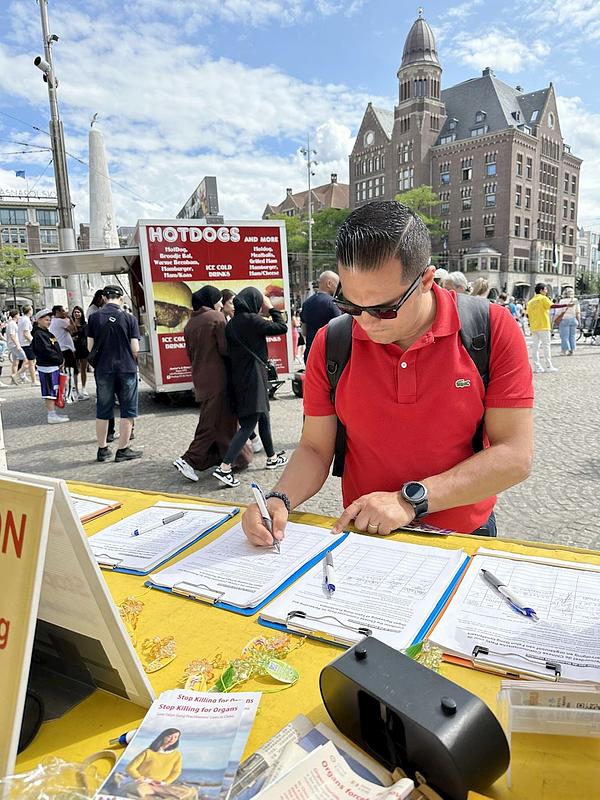 Prolaznici potpisuju peticiju za prestanak progona.