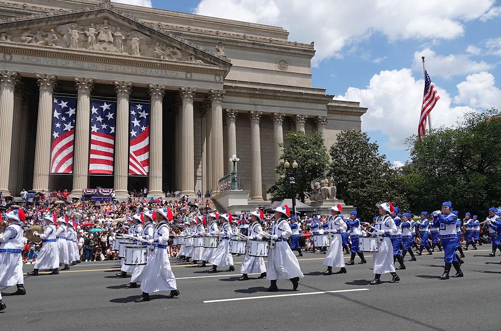 Praktikanti su pozvani da učestvuju u paradi povodom Dana nezavisnosti.

