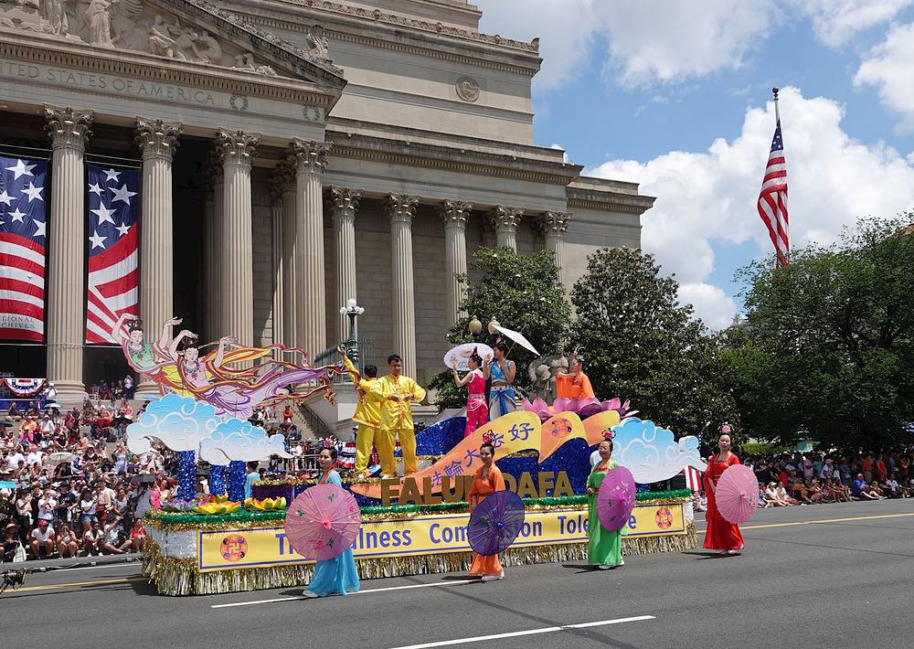  Vežbači demonstriraju vežbe na splavu.