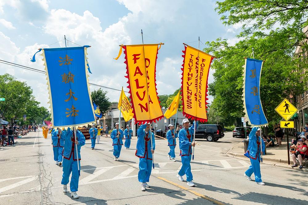  Praktikanti su bili toplo su dočekani na paradi 4. jula u Evanstonu, Ilinois.