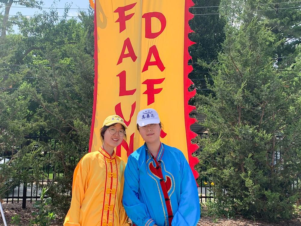  Lillian (lijevo) je kazala da je Falun Dafa sada dio njenog života.
