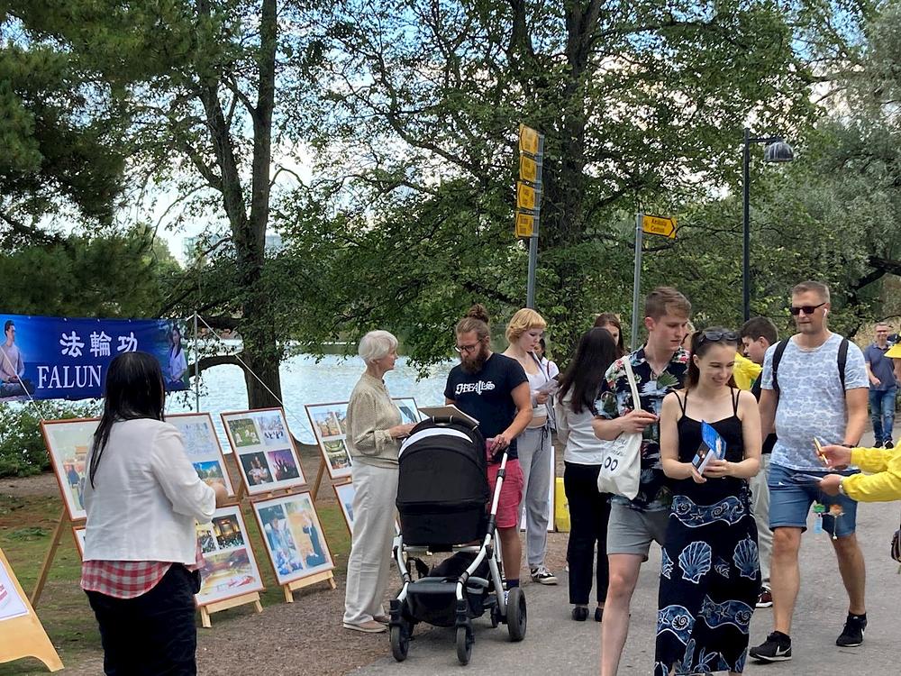 Ljudi na Helsinškom festivalu posjećuju izložbu postera.