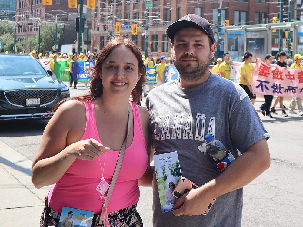  Brandon (desno) je bio zgrožen progonom Falun Dafa od strane KPK u Kini.