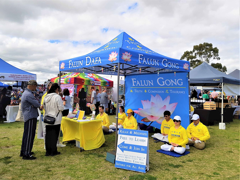 Ljudi se informišu o Falun Dafa.