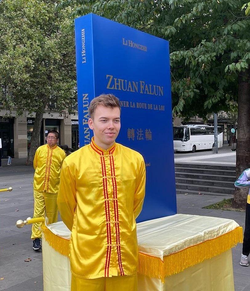 Michael iz Njemačke prakticira Falun Dafa od djetinjstva. 