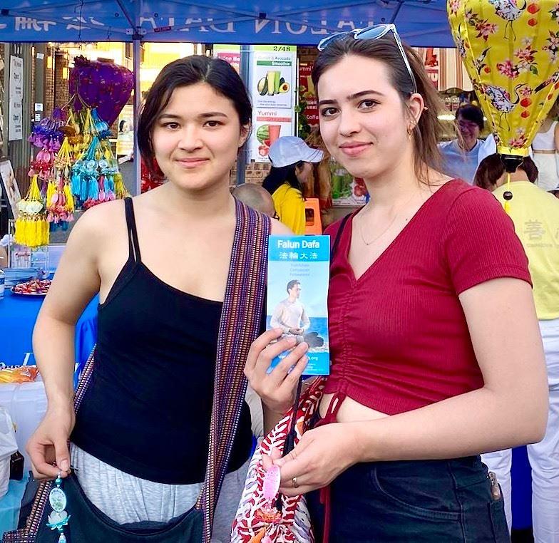  
Eloise i Abbi hvale načela Istinitosti-Dobrodušnosti-Tolerancije