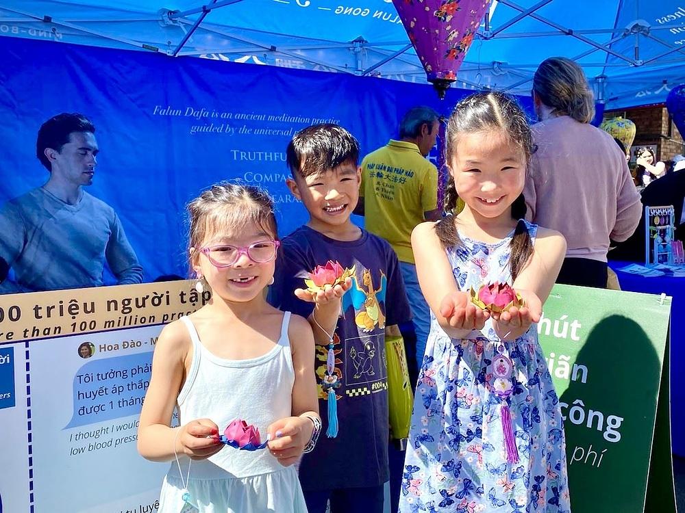  Kayla, jedna od troje braće i sestara, rekla je da se osjećala smireno i opušteno dok je izrađivala lotosove cvjetove. 