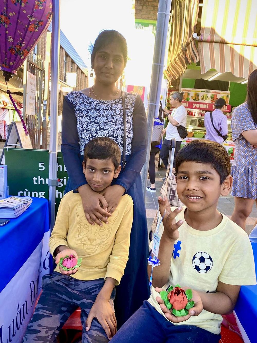  Hemasree Subramaniam i njena dva sina rekli su da trebamo slijediti Istinitost-Dobrodušnost-Toleranciju.