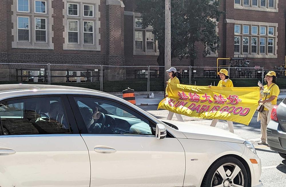 Vozač koji je gledao paradu izrazio je podršku praktikantima. 