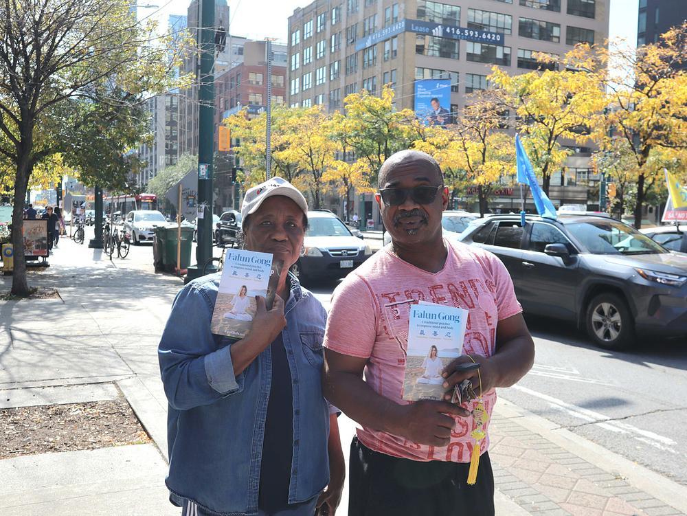  Glendon (desno) i Iona (lijevo) gledali su paradu.