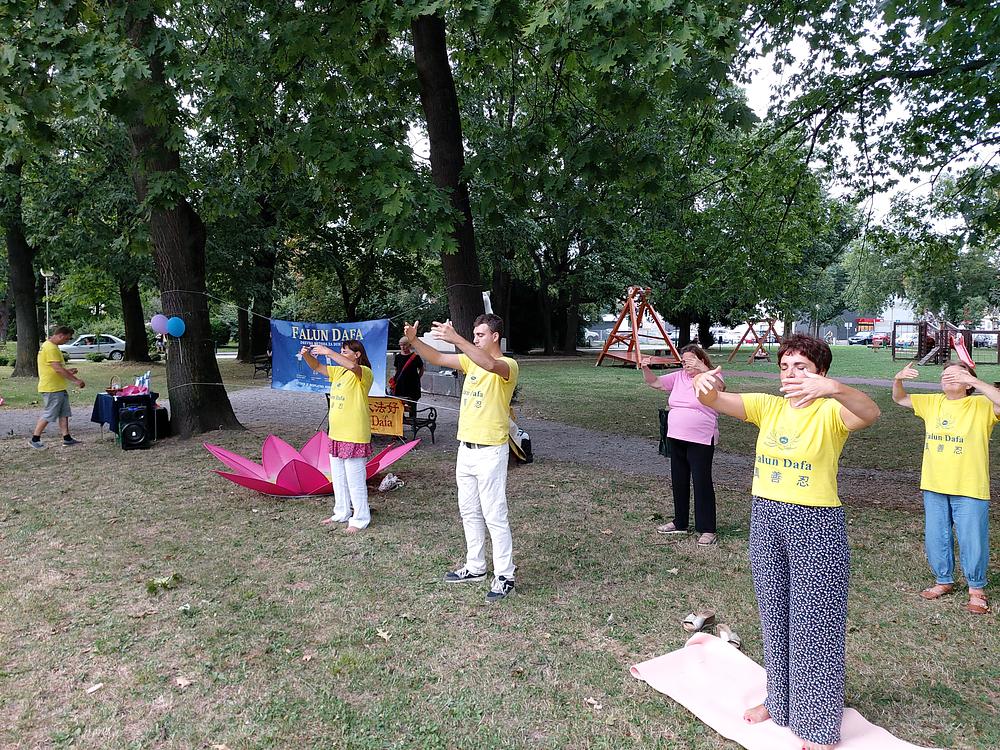 Falun Dafa praktikanti prolaznicima pokazuju vježbe