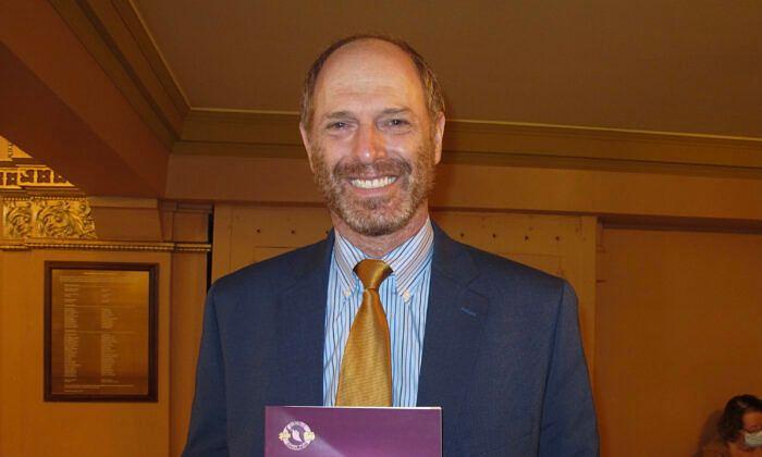 
Andrev Branski, potpredsednik za investicije u Stifel Financial Corp., gledao je Shen Yun u Čikagu, Ilinois, 10. oktobra 2021. godine. 