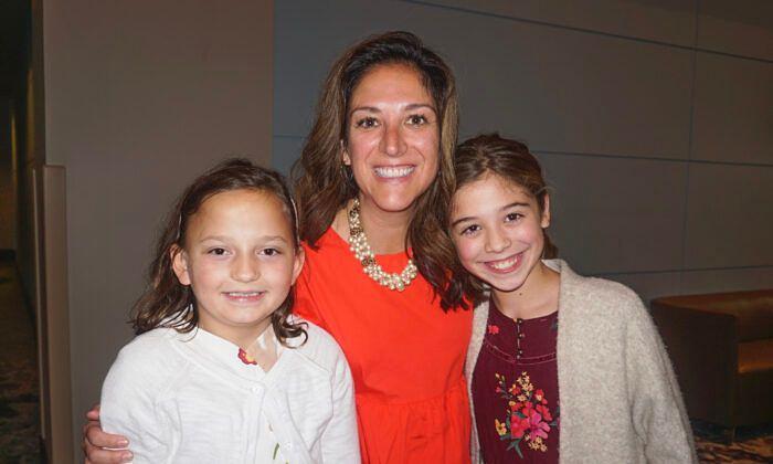 Becky Crosby i njene kćeri na predstavi Shen Yun (The Epoch Times)