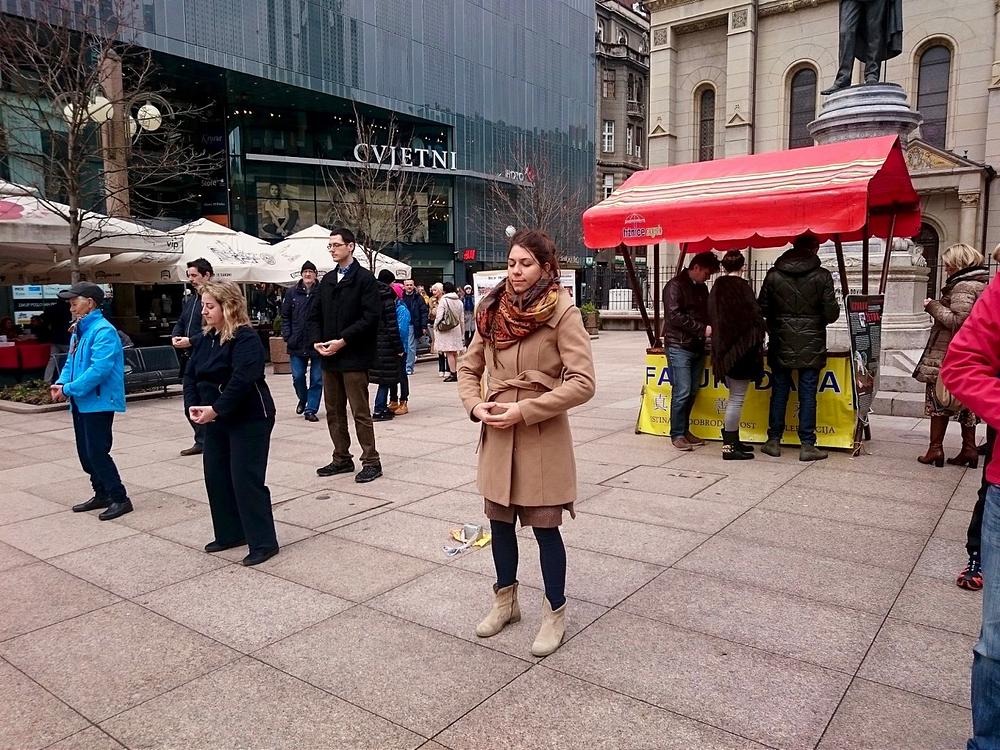 Ljudi potpisuju peticije dok praktikanti pokazuju vježbe 