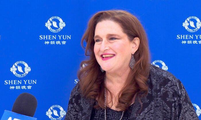 Pamela Skarda gledala je Shen Yun za njen rođendan u Kauffman Centru za scenske umetnosti - Muriel Kauffman Theatre u Kansas Citiju, Missouri, 10. oktobra 2021. godine. 