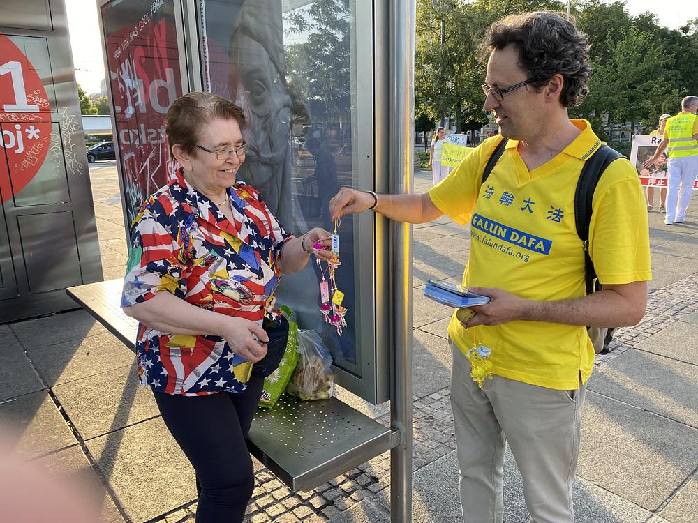 Prolaznica dobila lotosov cvijet s natpisom „Falun Dafa je veličanstven“