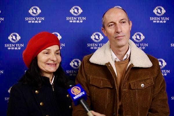  Plesačica Corinne Tixier i njen pratilac Philippe Cassius su Shen Yun predstavu gledali u Palais des Congrès de Tours, 19. februara, u Toursu, u Francuskoj.
 