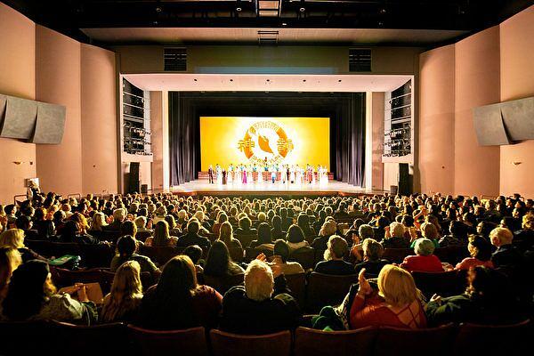 The Shen Yun New York Company u Centru za scenske umjetnosti pri Guverners State University u Univerzitetskom parku u Illinoisu, 8. marta 2020. Lokalni je domaćin dodao još mjesta prije početka predstave kako bi zadovoljio potražnju.