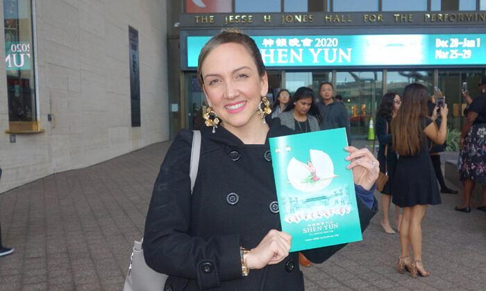 Maria Urbaez, nagrađivana plesačica, koreografkinja i producentica, gledala je Shen Yun u Jones dvorani za scenske umjetnosti u Houstonu, 29. prosinca 2019. godine.