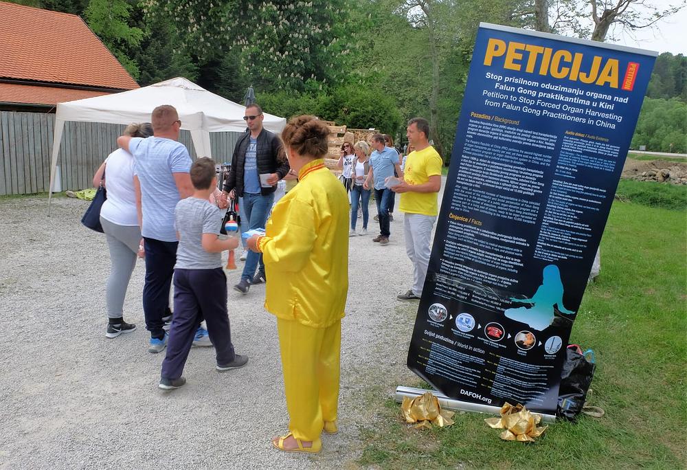 Praktikanti dijele letke prolaznicima