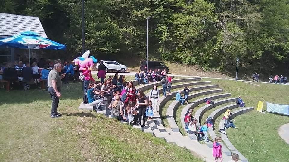 Posjetitelji promatraju praktikante dok izvode 5. vježbu 