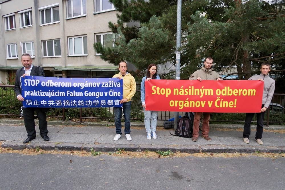 Skup ispred kineskog veleposlanstva. Prvi s lijeve strane - G. Ondrej Dostal, član Nacionalnog odbora Republike Slovačke